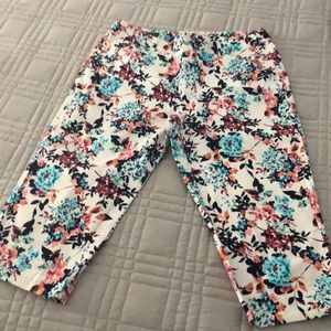 Flowered crop pants